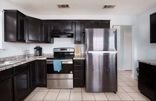 Killeen House | Spacious 3BR/2.5BA House with Serene Balcony Retreat - Your Perfect Getaway