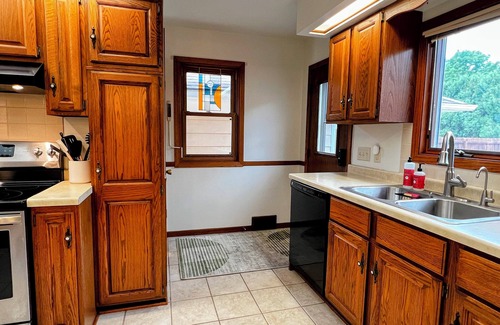 Eau Claire House | Spacious 3BR/2BA Gem Close to Downtown