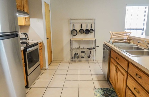 University Condo | Spacious 3BR/3BA Retreat Near Baylor & Downtown!
