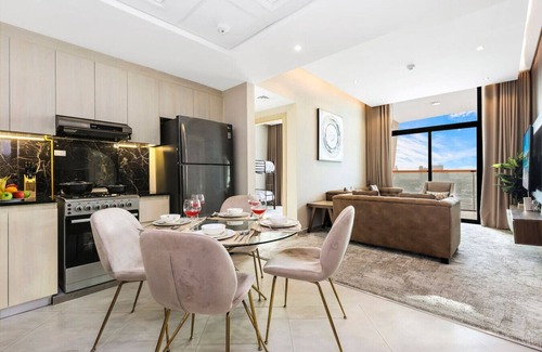 Jadaf Apartment | Spacious 3BR Family Stay with Balcony Views of Burj and City Lights