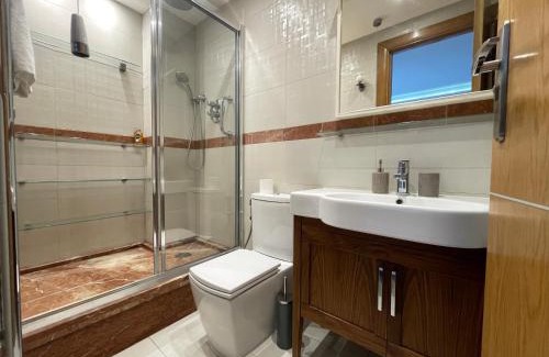 City of Westminster Apartment | Spacious 3BR Flat with AC 3 Ensuite Bidets Near Selfridges and Hyde Park