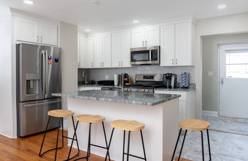 North Michigan Park House | Spacious 3BR Home Near Metro – Pet-Friendly & Perfect for Groups