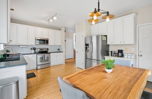 Northwest Raleigh House | Spacious 3BR Home w/Office, Yard & Fast Wi-Fi