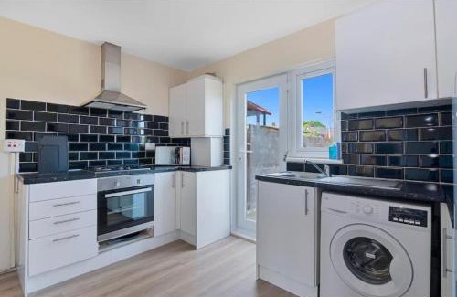 Turkey Street Apartment | Spacious 3BR House in Enfield North London with Garden, Suited for Contractors and Relocators