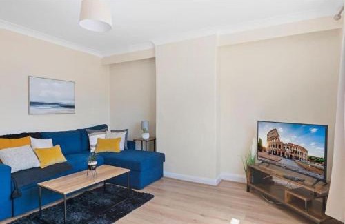 Turkey Street Apartment | Spacious 3BR House in Enfield North London with Garden, Suited for Contractors and Relocators