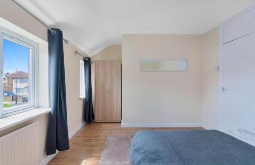 Turkey Street Apartment | Spacious 3BR House in Enfield North London with Garden, Suited for Contractors and Relocators