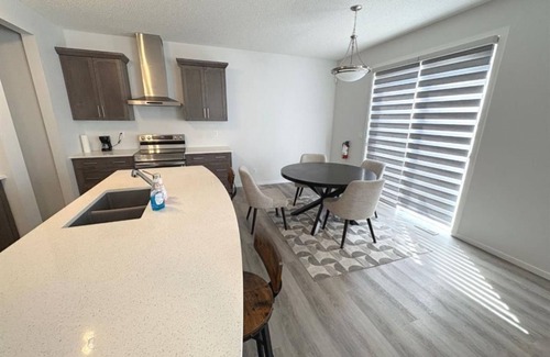 Calgary House | Spacious 3BR + Loft, 2.5B Retreat in Quiet Neighbourhood – Perfect for Families!