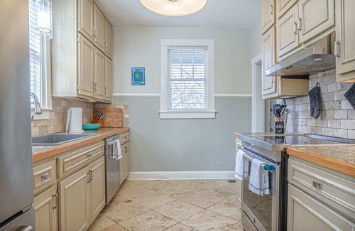 Columbus House | Spacious 3BR Midtown Home | Grad Family Stays