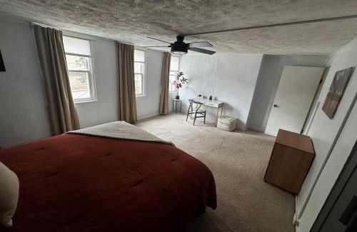 East Allegheny House | Spacious 3BR Northside Stay Master 2 Full Baths