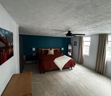 East Allegheny House | Spacious 3BR Northside Stay Master 2 Full Baths