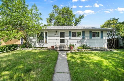 Southeast Calgary House | Spacious 3BR Southview Family Home , 14 Min to Airport, 8 Min to Downtown &Zoo