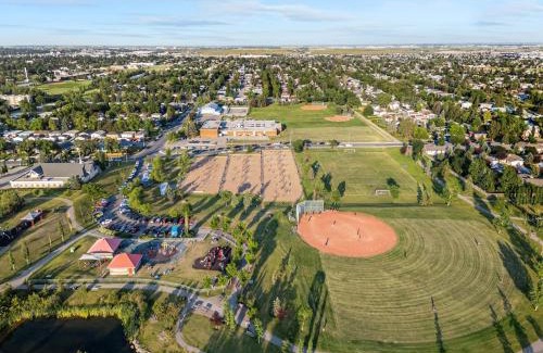 Southeast Calgary House | Spacious 3BR Southview Family Home , 14 Min to Airport, 8 Min to Downtown &Zoo