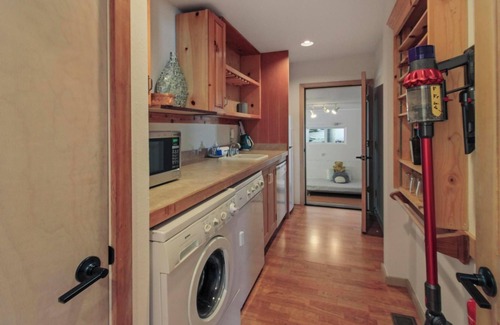 Lake Forest Cabin | Spacious 4/5BR 4BA Tahoe Retreat w/Hot Tub – Walk to Lake & Near Ski Resorts