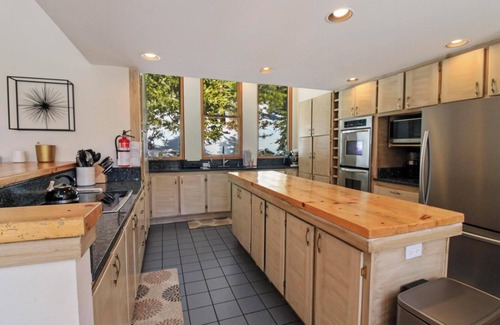 Lake Forest Cabin | Spacious 4/5BR 4BA Tahoe Retreat w/Hot Tub – Walk to Lake & Near Ski Resorts