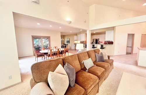 Fontana House | Spacious 4 BDR Home in Desirable Abbey Springs!