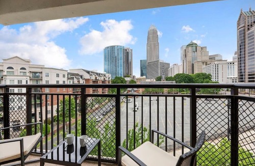 Charlotte Center City Apartment | Spacious 4 Bed - 2 Mins to Stadium - Free Parking - Gym - Views