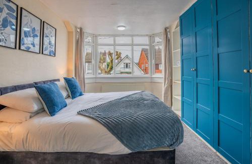 Wyken House | Spacious 4 bed 6 sleeps nr local amenities