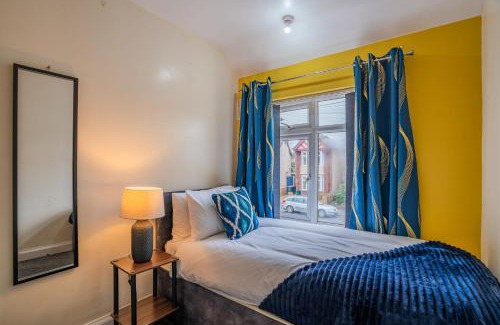 Wyken House | Spacious 4 bed 6 sleeps nr local amenities