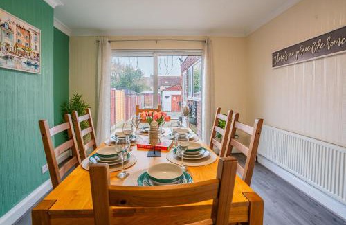 Wyken House | Spacious 4 bed 6 sleeps nr local amenities