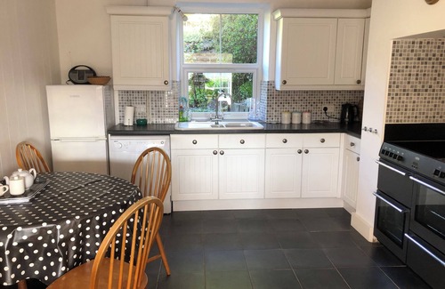Chillington House | Spacious 4 Bed Devon Holiday House Near Sea; Sleeps 8. Pet friendly. Refurb 2024