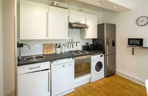 Stockwell Apartment | Spacious 4-Bed Home near Stockwell Tube Station