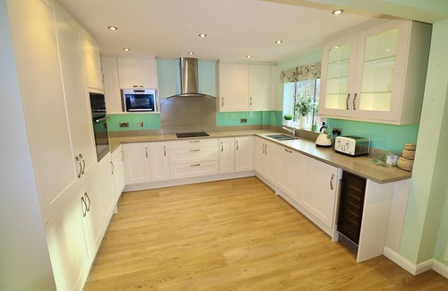 Winchester Ski Chalet | Spacious 4 Bed Home in Winchester with Garden & Parking