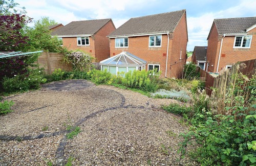 Winchester Ski Chalet | Spacious 4 Bed Home in Winchester with Garden & Parking