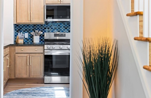 Marshall-Shadeland House | Spacious 4 Bed Home w FIOS, Fenced Yard, Deck, Grill Pittsburgh, PA.Close to All