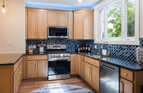 Marshall-Shadeland House | Spacious 4 Bed Home w FIOS, Fenced Yard, Deck, Grill Pittsburgh, PA.Close to All