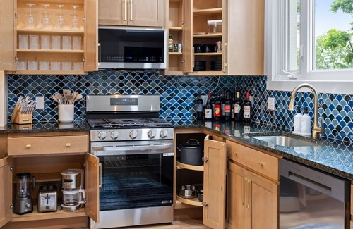 Marshall-Shadeland House | Spacious 4 Bed Home w FIOS, Fenced Yard, Deck, Grill Pittsburgh, PA.Close to All