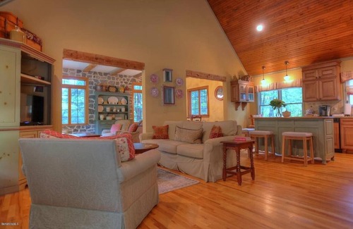 Southfield House | Spacious 4-bedroom house in peaceful Southfield with AC, WiFi and more!