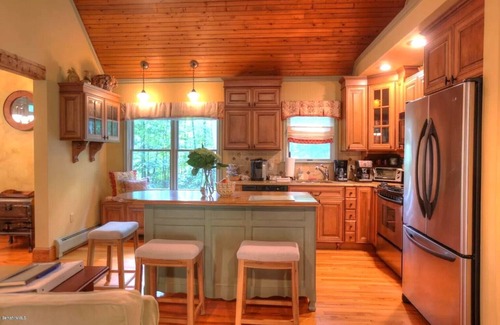 Southfield House | Spacious 4-bedroom house in peaceful Southfield with AC, WiFi and more!