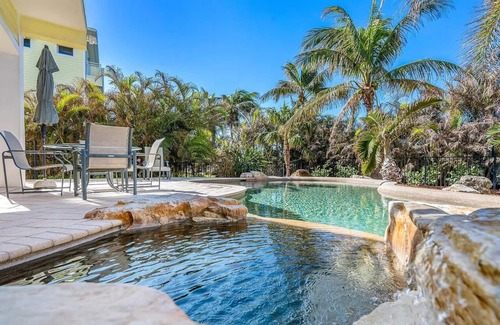 Tropic House | Spacious 4-bedroom Beach house in brilliant Satellite Beach WiFi, fitness room,