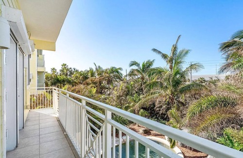 Tropic House | Spacious 4-bedroom Beach house in brilliant Satellite Beach WiFi, fitness room,