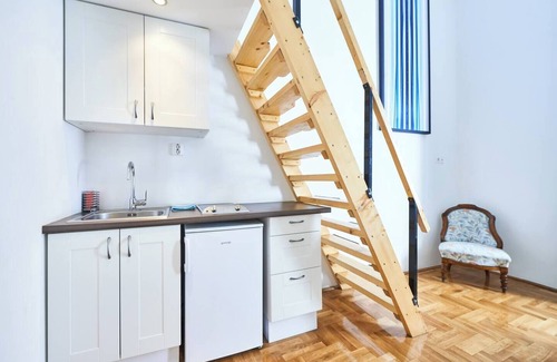 Palace District Apartment | Spacious 4-bedroom apartment in fabulous Budapest with WiFi