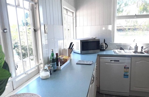 Norman Park House | Spacious 4-bedroom home in fabulous Norman Park- views on CBD and Storey Bridge