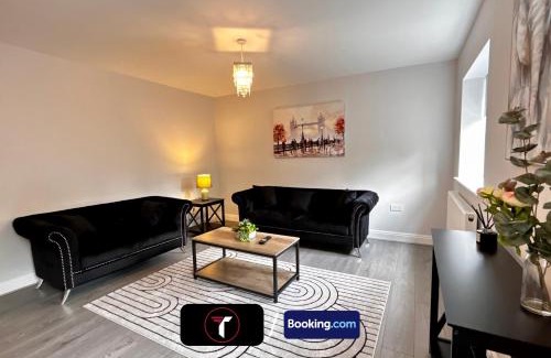 Rushmoor District House | Spacious 4 Bedroom By Tara Stays Short Lets & Serviced Accommodation Aldershot With Free WiFi & Garden