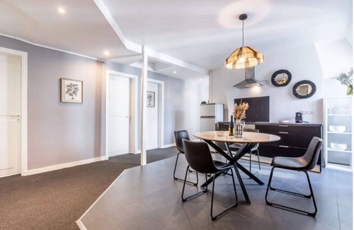 8th Arrondissement Apartment | SPACIOUS 4 BEDROOM FAMILY APARTMENT IN CHAMPS-ÉLYSÉES