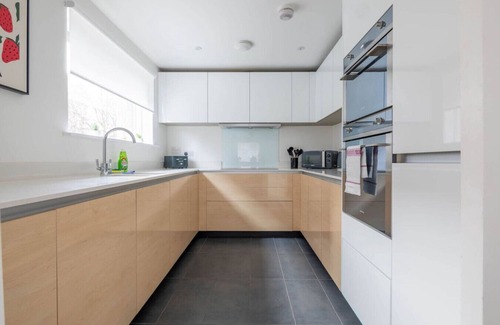 Trumpington House | Spacious 4-Bedroom Home | Ideal for Families & Cor