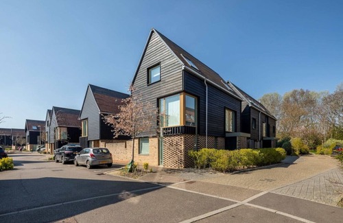 Trumpington House | Spacious 4-Bedroom Home | Ideal for Families & Cor