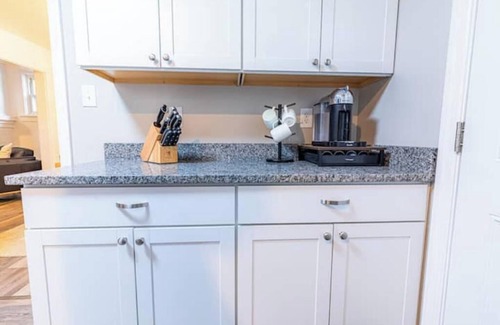 Oakland House | Spacious 4-bedroom house in marvelous Pittsburgh with WiFi, AC
