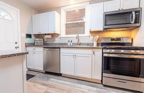Oakland House | Spacious 4-bedroom house in marvelous Pittsburgh with WiFi, AC