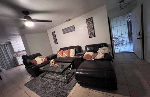 Southwestern Sacramento House | Spacious 4-bedroom house in marvelous Sacramento with WiFi, AC