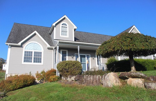 Thompson Ridge House | Spacious 4-bedroom house in lovely Pine Bush with WiFi, AC