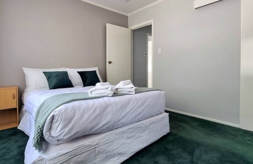 Pakuranga Heights House | Spacious 4 - Bedroom Home With Free Parking