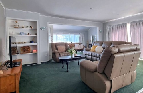 Pakuranga Heights House | Spacious 4 - Bedroom Home With Free Parking
