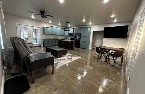 Kingston House | Spacious 4-bedroom house near marina, boat ramp and fuel dock in Kingston