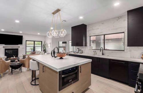 Margold House | Spacious 4-bedroom House in Uptown/Central Corridor with WiFi, Pool, Ping-pong.