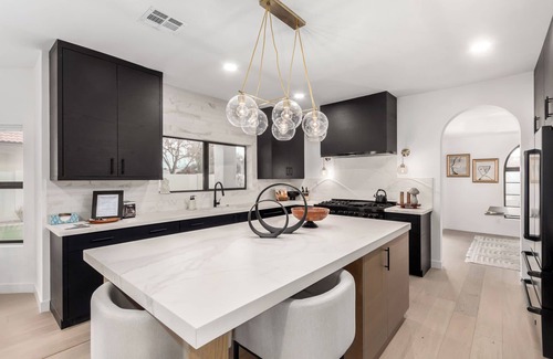 Margold House | Spacious 4-bedroom House in Uptown/Central Corridor with WiFi, Pool, Ping-pong.