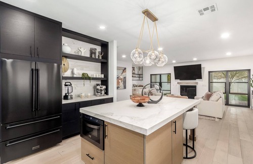 Margold House | Spacious 4-bedroom House in Uptown/Central Corridor with WiFi, Pool, Ping-pong.